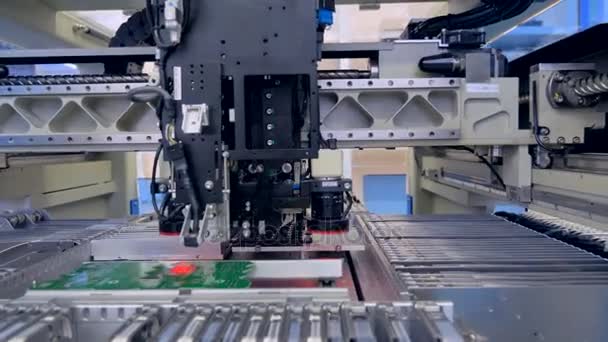 Robotika rameno pracuje na výrobu plošných spojů. 4k. — Stock video