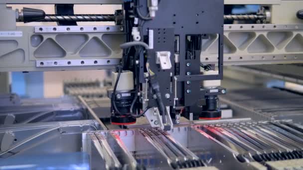 Industriell utrustning för automatiserad citcuit styrelsen produktion. 4k. — Stockvideo