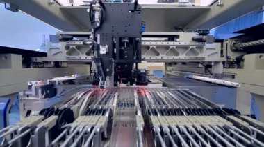 Mikro çip otomatik olarak uygulanır. Yazdırılan dijital elektronik yönetim kurulu üretim hattı.