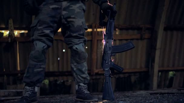 Un combatiente camuflado con un rifle en reposo a la vista . — Vídeos de Stock