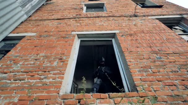 Soldaten einer Spezialeinheit verlassen nach ihrem Einsatz ein Gebäude. — Stockvideo