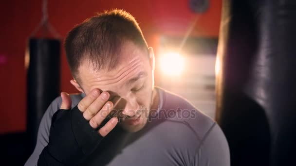 Уставший боксер вздыхает после тренировки . — стоковое видео