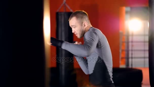 Egy bokszoló, ban lassú mozgás ismétlődik a jabs és aláássa. — Stock videók