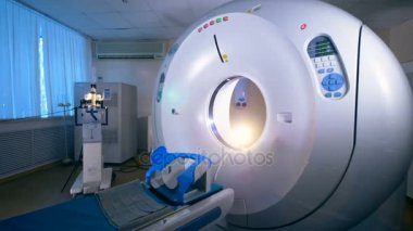 Hastanede MR'ı inceden inceye gözden geçirmek. Hiçbir insan.