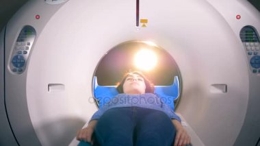 MRI içinde yatan genç kadın. 4k.