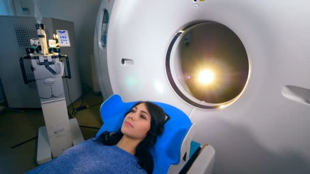 Jong meisje op een magnetische resonantie beeldvorming Mri scanner in een moderne ziekenhuis. — Stockvideo
