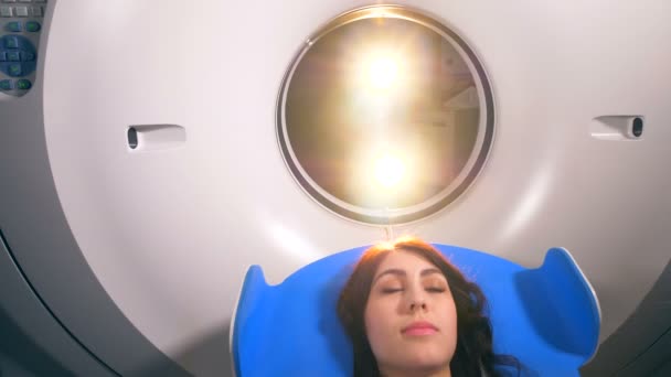 Mladá žena ležící uvnitř mri při lékařské prohlídce. — Stock video