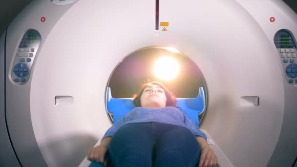 Молодая женщина лежит внутри МРТ. 4K . — стоковое видео