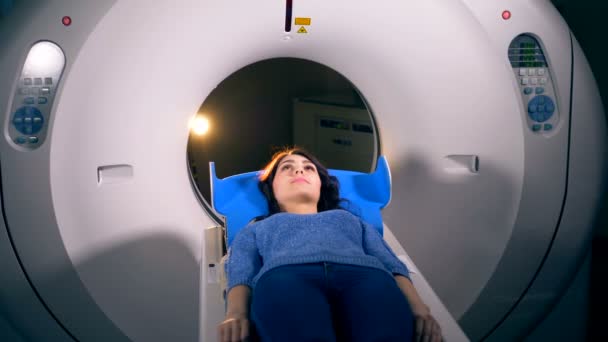 Mujer en máquina de resonancia magnética. Tomógrafo en acción . — Vídeo de stock