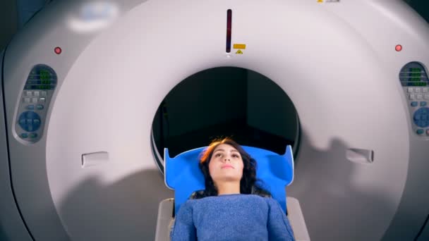 Ενήλικη γυναίκα που βρίσκεται μέσα στο mri κατά τη διάρκεια ιατρικών εξετάσεων. — Αρχείο Βίντεο