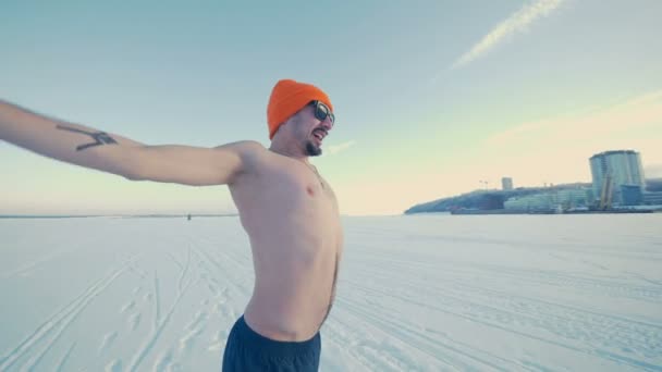 Friska bar överkropp man sträcker sig stående i snön. — Stockvideo