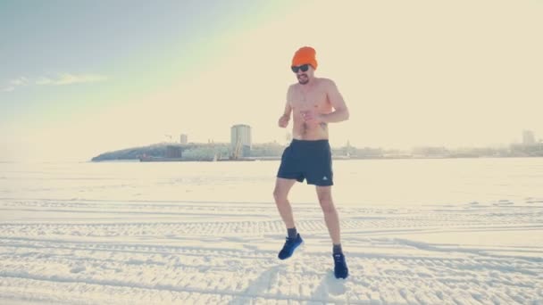 Un homme effectue des exercices d'étirement en hiver . — Video