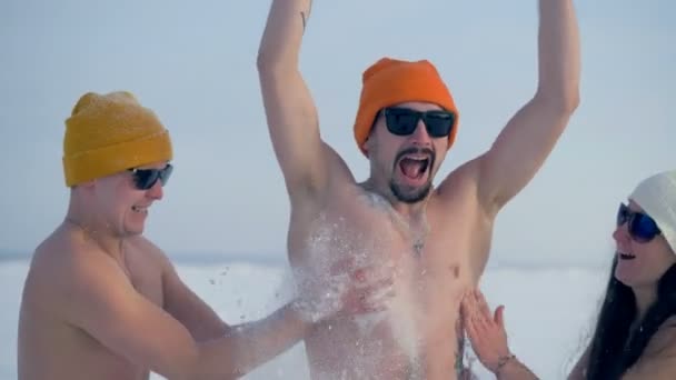 Amigos usam neve para esfregar na pele de seus companheiros . — Vídeo de Stock