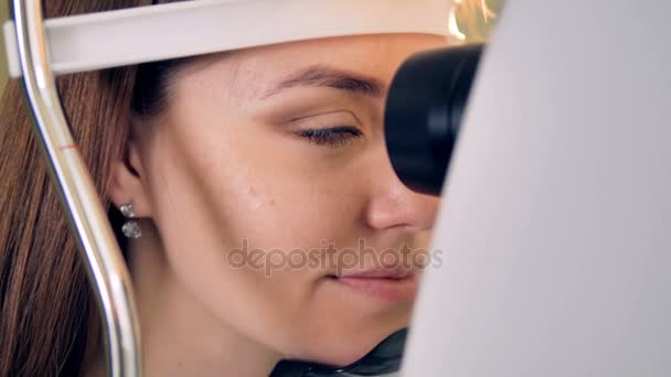 Een close-up beeld van een vrouw tijdens haar ogen checkup in een kliniek. — Stockvideo