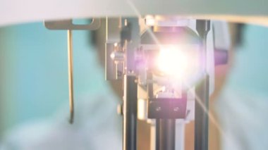 Hastalar tarafından gelen bir optik slit lamba açık bir görünüm.