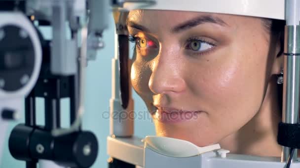 A woman holds eyes open during an optical exam at a ophthalmologist office. — Stock Video