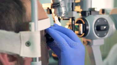 Slit lamba gözlükçüler için el ile gizli hastalar göz ile üzerinde bir göz muayenesi. 4k.