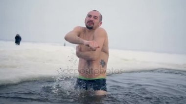 Bir atlet için dondurucu suda alışık almak çalışır.