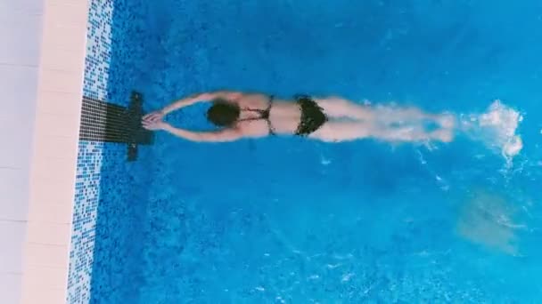 Schwimmerin beendet Schwimmrennen in einem Schwimmbad. Ansicht von oben. — Stockvideo