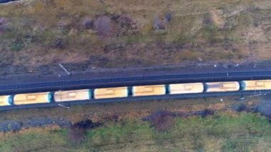 Görünümünün bir demiryolu üzerinde hareketli yük arabalar üzerinde doğrudan.