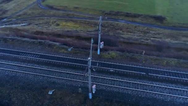 Пустые железнодорожные пути в полях возле сельских дорог . — стоковое видео