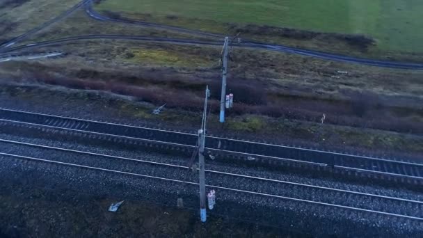 Trilhas ferroviárias vazias nos campos perto de estradas rurais . — Vídeo de Stock