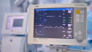 Tıbbi cihaz EKG monitör cerrahisinde hasta parametreleri - kalp atışı, kan basıncı gösterir..