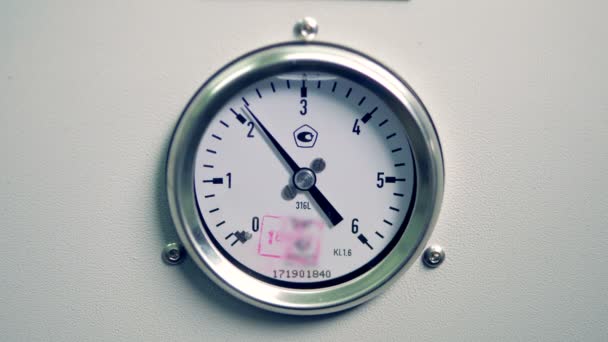 Manometer werken geïsoleerd op een witte achtergrond. Close-up. — Stockvideo