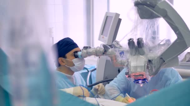 Γιατρός στα χειρουργικά γάντια εκτέλεση χειρουργικής χρησιμοποιώντας αποστειρωμένο εξοπλισμό. 4k. — Αρχείο Βίντεο