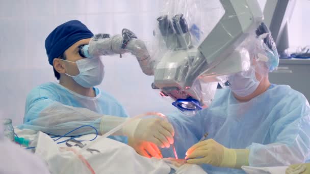 Concepto de cirugía robótica. Doctor usando robot para la cirugía de perfeccionamiento . — Vídeos de Stock