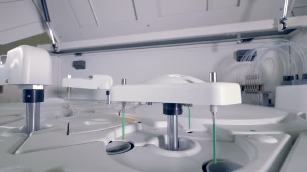 Laboratorium robotic machine testen bio materiaal. Modern medisch laboratorium apparaat. — Stockvideo