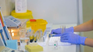 Biyokimyasal malzeme ile laboratuarında çalışan araştırmacı.