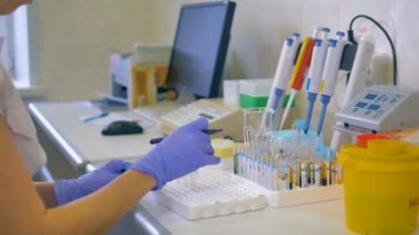 Araştırmacı perfoming deneme test tüpü ile biyolojik malzeme kullanarak biyo laboratuarında.