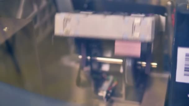Automatiserad laboratoriet enheten skakar injektionsflaskor med vätska i ett laboratorietest. — Stockvideo