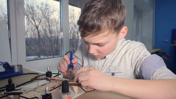 El chico de la escuela está soldando drones . — Vídeos de Stock