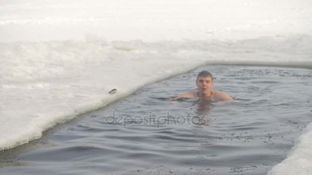 Un homme prend une profonde respiration pour se retrouver sous l'eau glacée . — Video