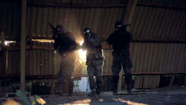 Une équipe du SWAT scanne les ruines du bâtiment à la recherche de l'ennemi . — Video