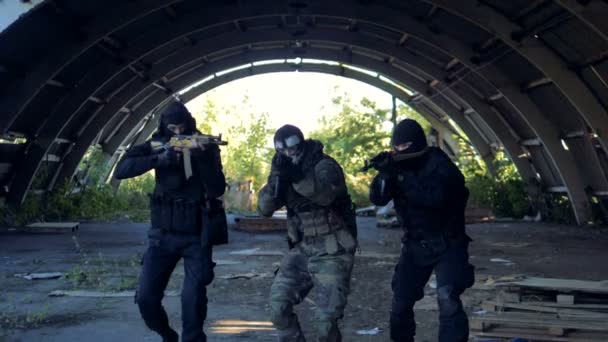 La squadra SWAT cambia posizione temporanea con fucili pronti a sparare . — Video Stock