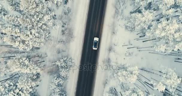 Voiture se déplace sur une route de campagne nettoyée de la neige .