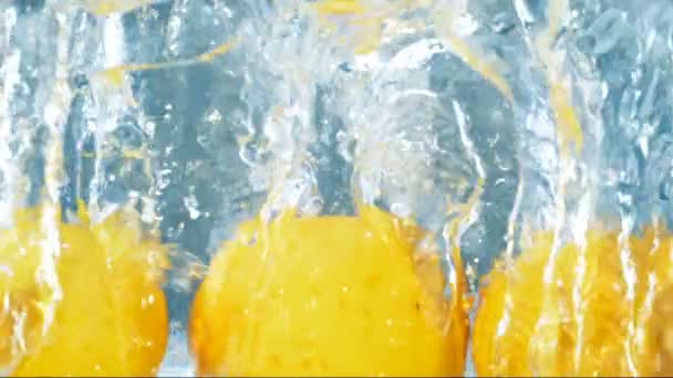 Superficie dell'acqua calma disturbata dai limoni caduti . — Video Stock