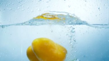 Büyük sarı dolmalık biber düşer ve su rahatsız ediyor.