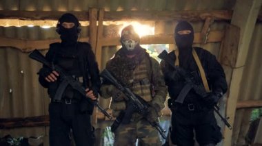 Askılar göğüslerine yakın subaylar tutun tüfekleri swat.