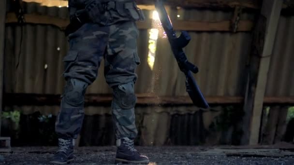 Bojownik w mundur armii bierze karabin z ramienia. — Wideo stockowe