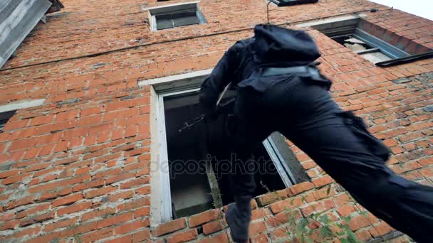 Les militaires des forces spéciales envahissent une position dans un bâtiment en brique .