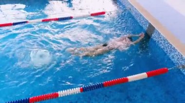 Yarış bir yüzme havuzunda Yüzme bitirme yüzücü. Üstten Görünüm.