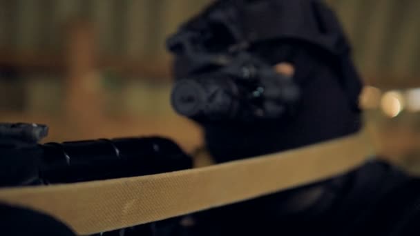 En fokuserad bild av ett Swat medlemmar gevär med fat pekade på mål. — Stockvideo