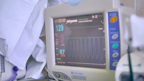 En medicinsk skärm som visar patienter vitals inklusive hjärtfrekvens. — Stockvideo