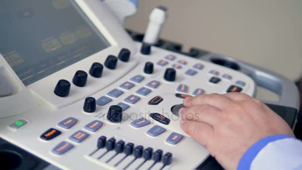 Una scheda di controllo a ultrasuoni in uso durante l'esame . — Video Stock