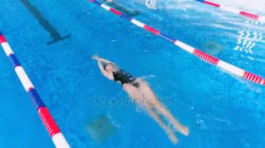 Aerila atış bir yüzme havuzunda bir yüzücü.