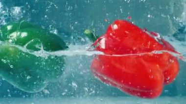 Taze ve tüm biber temiz suya düşmek.